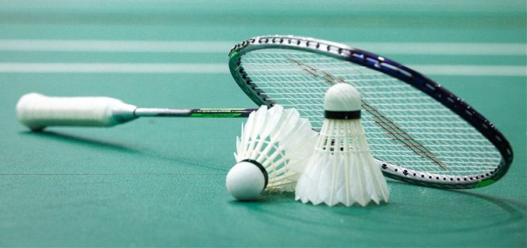 Volants et raquette de badminton