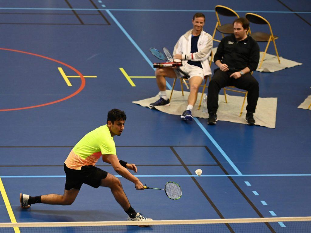 Joueur de badminton et ses coaches