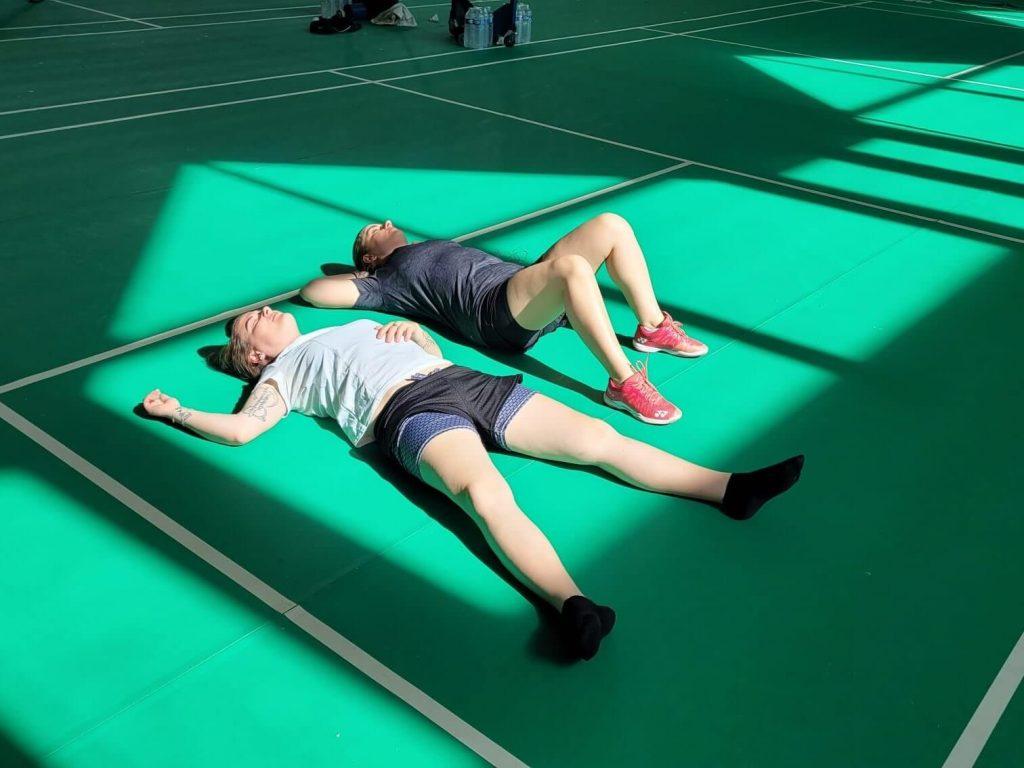 Joueuses de badminton fatiguées